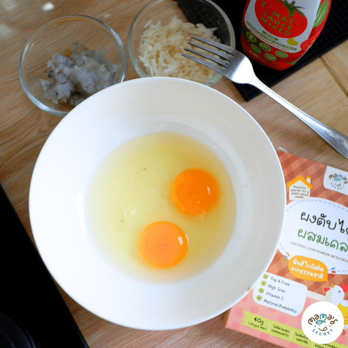 ตอกไข่ใส่ภาชนะ